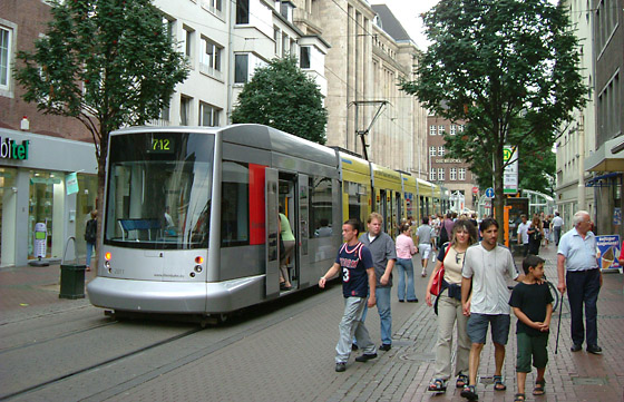 Raitiovaunu kävelyalueella Düsseldorfissa 2003