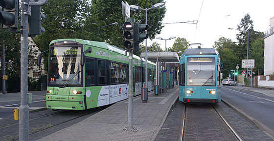 Frankfurtin molemmat raitiovaunumallit.