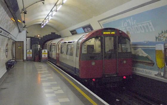 Deep Tube -juna East Kensington asemalla.