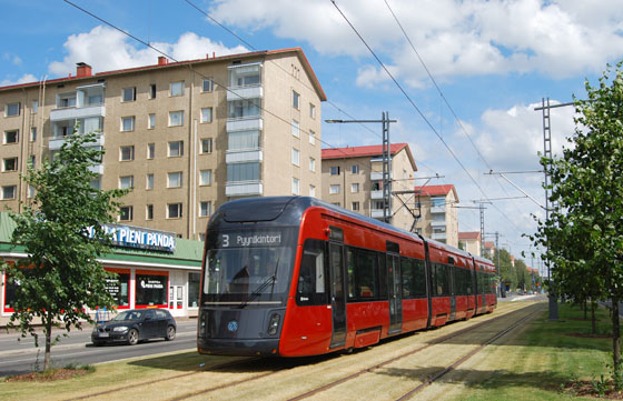 Tampereen raitiotietä Sammonkadulla.